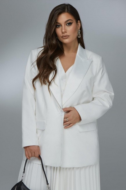 Женский белый пиджак скроенный под смокинг
