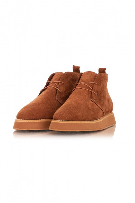 Короткие замшевые ботинки на шнурке коричневого цвета