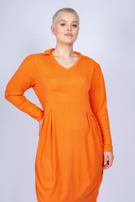 Оранжевое платье из рельефной ткани с отложным воротником