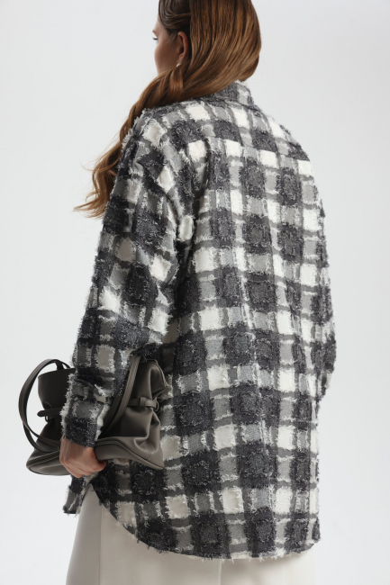 Рубашка с черной клеткой и деконструкцией