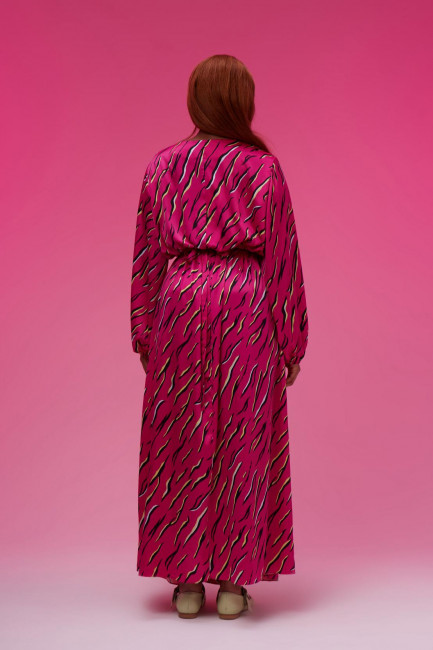 Розовое платье макси с принтом и эффектом запа́ха