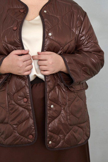 Ультралегкая коричневая куртка с простежкой на фигуру плюс сайз 