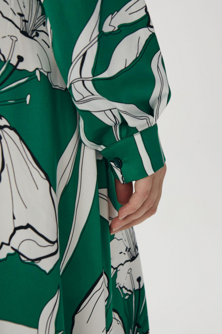 Платье с зеленым принтом и эффектом запа́ха