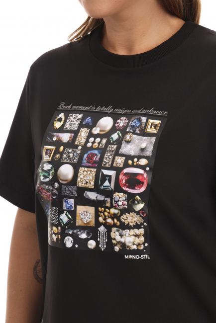 Черная футболка с принтом и рибаной