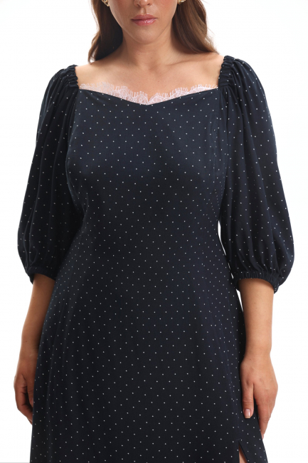 Платье с фигурным вырезом и кружевом