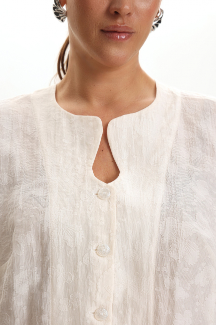 Блузка с коротким рукавом и фактурным рисунком