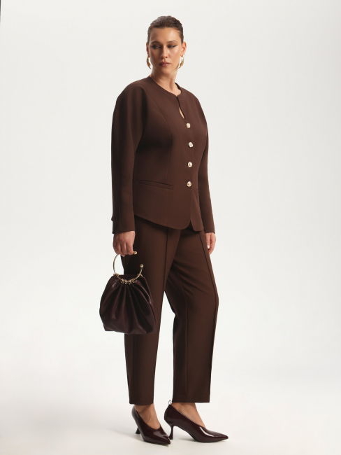 Жакет с фигурным вырезом и воротником стойка