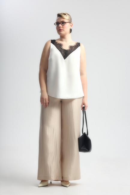 Топ с v-вырезом и акцентным кружевом