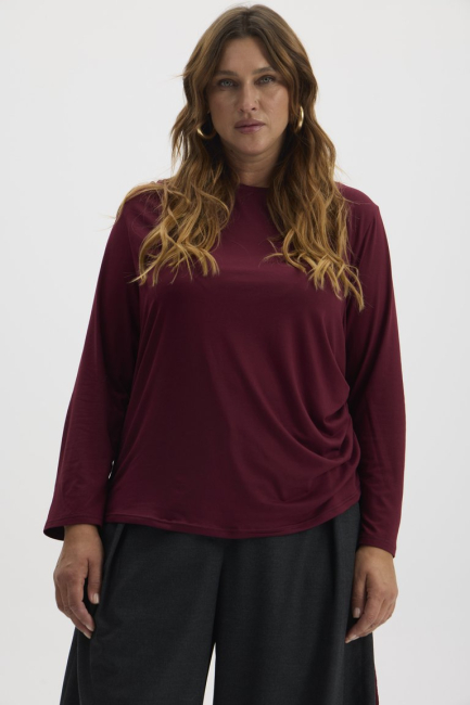 Лонгслив с драпировкой бордового цвета – фото – Plus Size 50–64 – Моно-Стиль