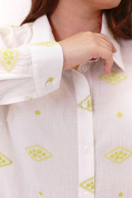 Рубашка в этно-стиле из муслина с салатовой английской вышивкой