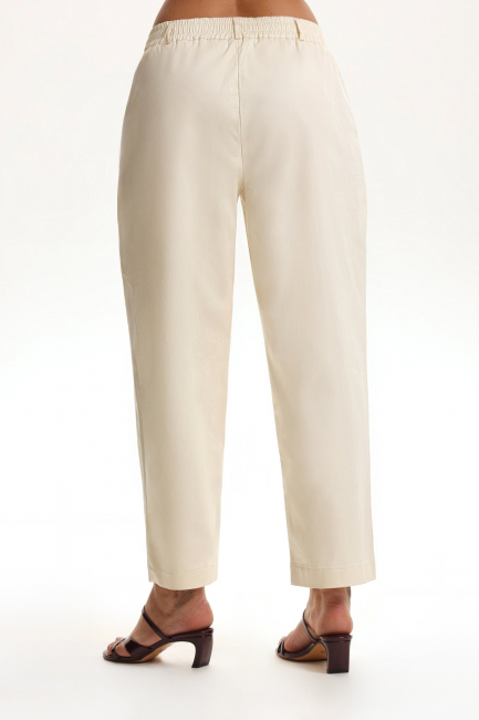 Брюки чинос молочного цвета