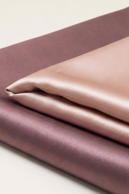 Шелковое полотенце сиреневого цвета с вышивкой