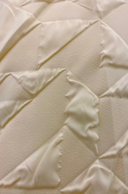 Пуховик с капюшоном из ткани с рельефной фактурой от Моно-Стиль