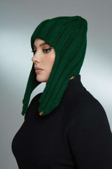 Зеленая шапка ушанка с наушниками и козырьком без подкладки