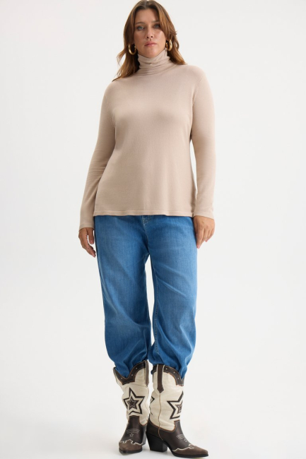 Водолазка из вискозы бежевого цвета – фото – Plus Size 50–64 – Моно-Стиль