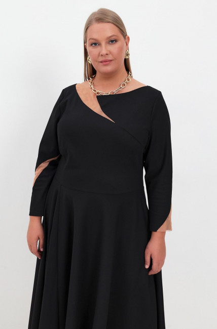 Черное расклешенное платье с фигурными вставками из сетки