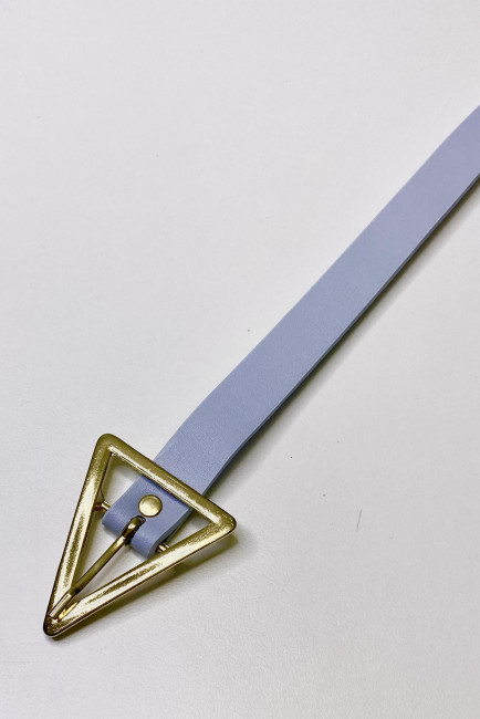 Голубой кожаный ремень с треугольной пряжкой