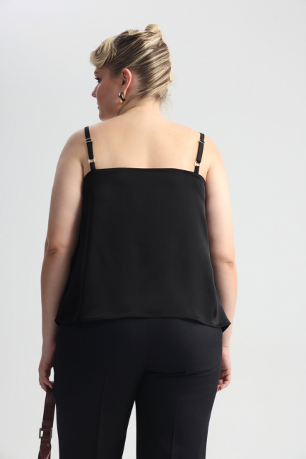 Топ с кружевом и треугольным вырезом