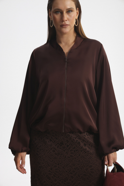 Бомбер из шелка с рукавом жиго