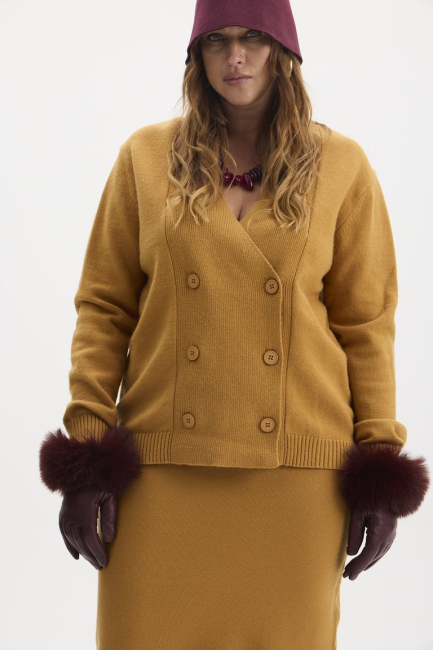 Костюм с вязаным двубортным жакетом и юбкой – фото – Plus Size 50–64 – Моно-Стиль
