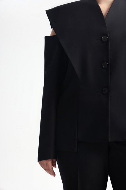 Жакет в маскулином стиле с открытым плечом