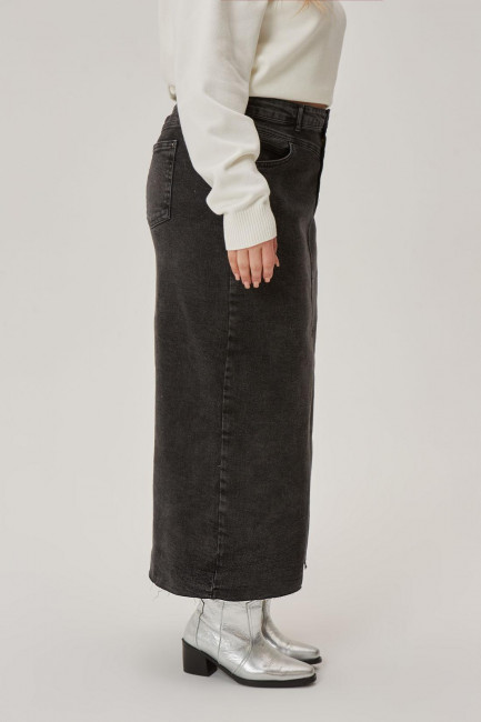 Джинсовая юбка макси с разрезом и необработанным низом