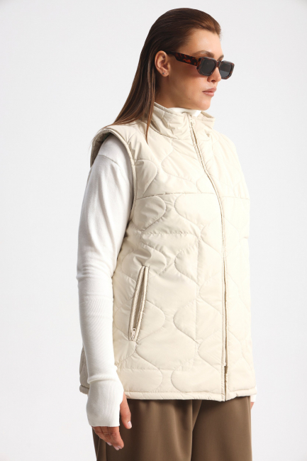 Жилет стеганый с контрастной подкладкой