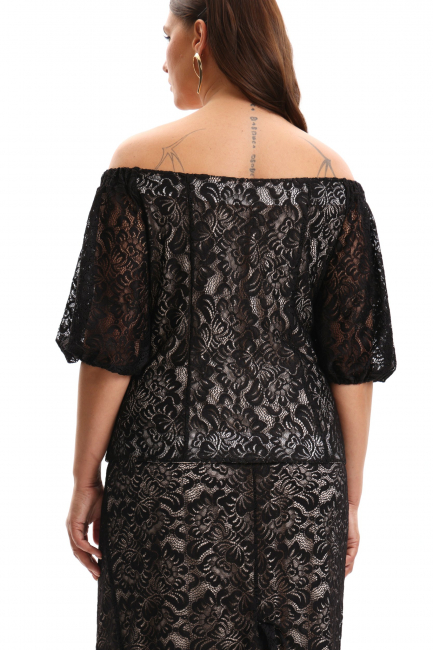 Блузка со спущенным плечом из кружева