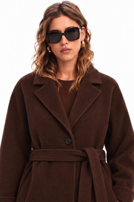 Двубортное пальто темно-коричневого цвета – фото – Plus Size 50–64 – Моно-Стиль