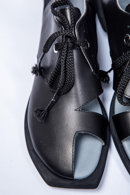 Черные кожаные сандалии с открытым пальцем
