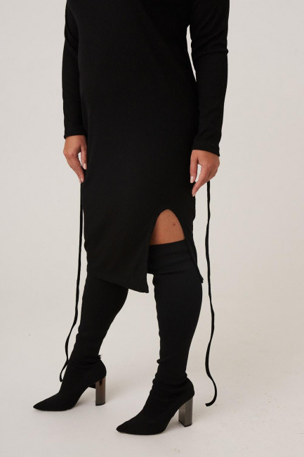 Платье в рубчик черного цвета с вырезом каре