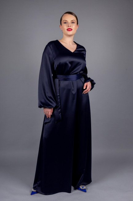 атласное платье темно-синего цвета на поясе