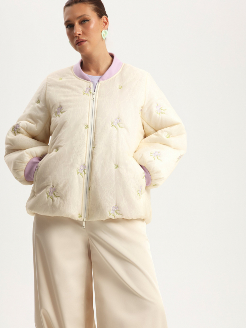Стеганый многослойный бомбер с вышивкой