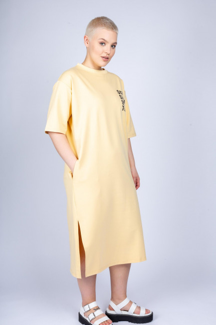 Желтое трикотажное платье с лямками на спинке