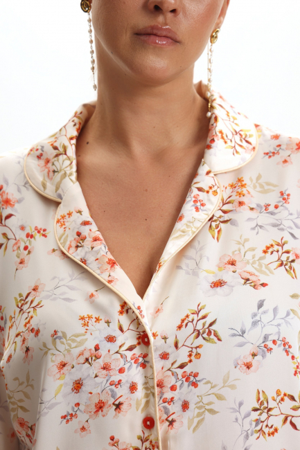 Блузка с принтом и ка́нтом из поливискозы