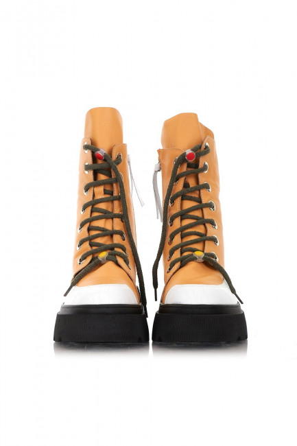 Бежевые кожаные ботинки с рельефной вставкой из Моно-Стиль