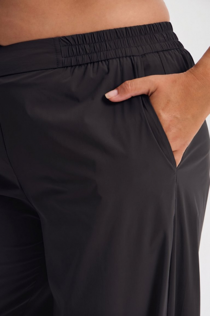 Черные брюки палаццо с кулиской по низу – фото – Plus Size 50–64 – Моно-Стиль