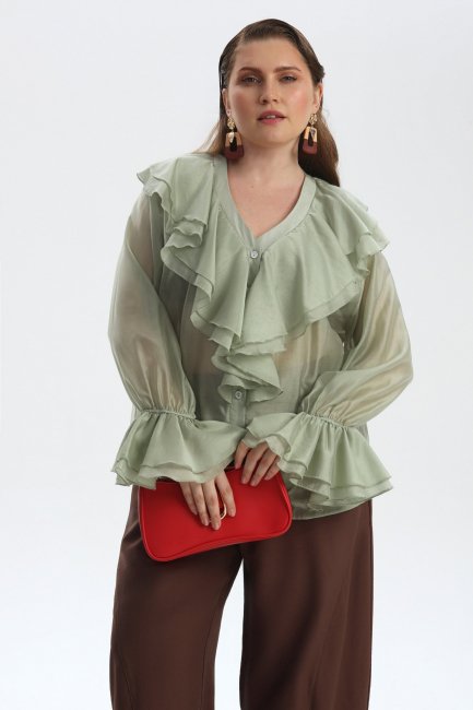 Блузка с воланами в пиратском стиле