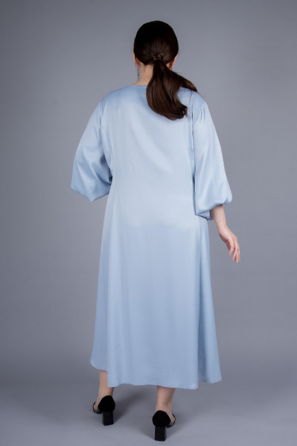 Голубое платье с защипами и атласной фактурой