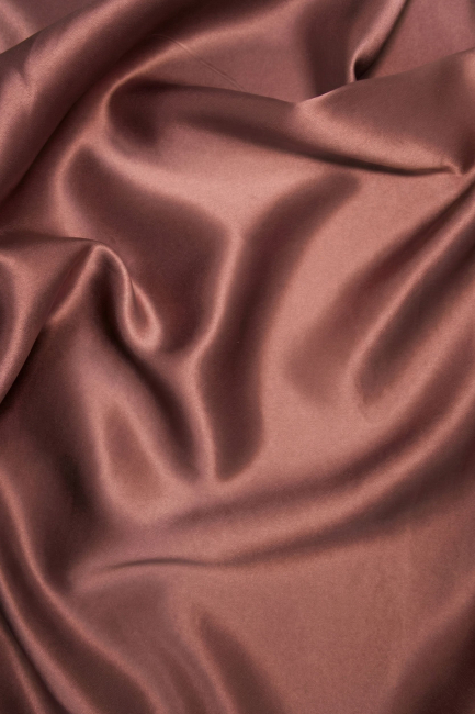 Шелковое полотенце сиреневого цвета с вышивкой