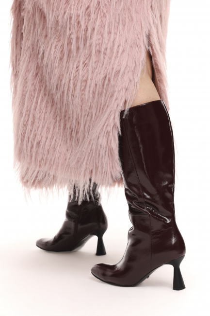 Лакированные кожаные сапоги на устойчивом каблуке