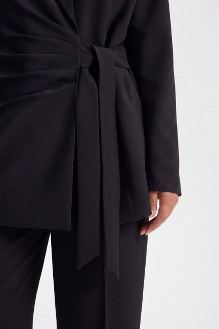 Жакет с драпировкой и боковым запахом – фото – Plus Size 50–64 – Моно-Стиль
