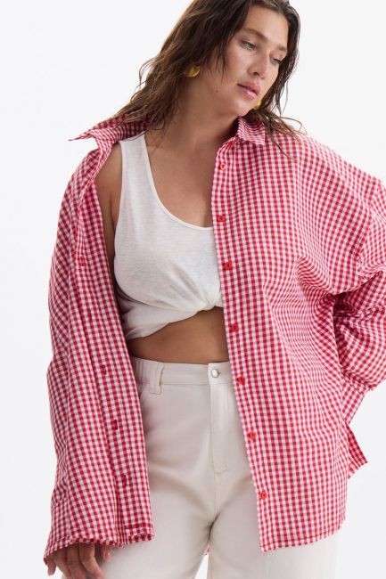 Рубашка оверсайз из хлопка с необработанным краем – фото – Plus Size 50–64 – Моно-Стиль