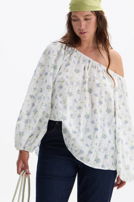 Блузка со спущенным плечом и английской вышивкой – фото – Plus Size 50–64 – Моно-Стиль