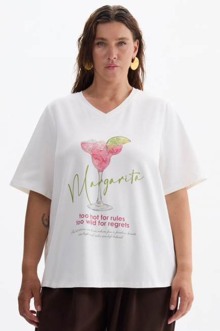 Футболка с v-вырезом и принтом молочного цвета – фото – Plus Size 50–64 – Моно-Стиль