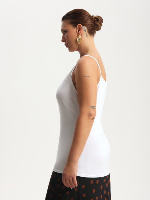 Топ из трикотажа на тонких лямках