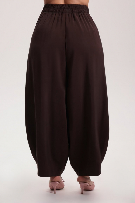 Брюки баллоны из шелка с тач эффектом – фото – Plus Size 50–64 – Моно-Стиль