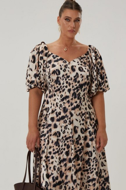 Приталенное платье со спущенным плечом и принтом леопард