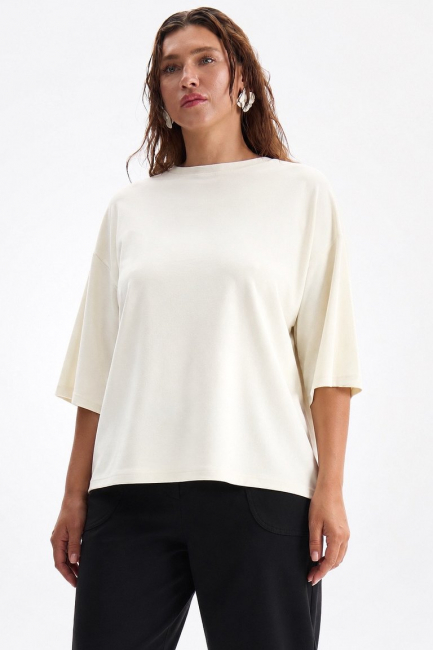 Футболка молочного цвета оверсайз – фото – Plus Size 50–64 – Моно-Стиль