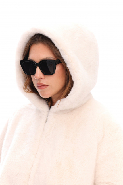 Шуба из белого экомеха норки с капюшоном